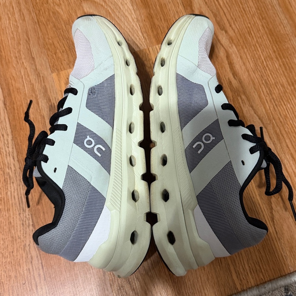 On Cloudrunner women's running shoes in the 'Frost/Aloe' colorwa size 7.5 - Picture 4 of 7